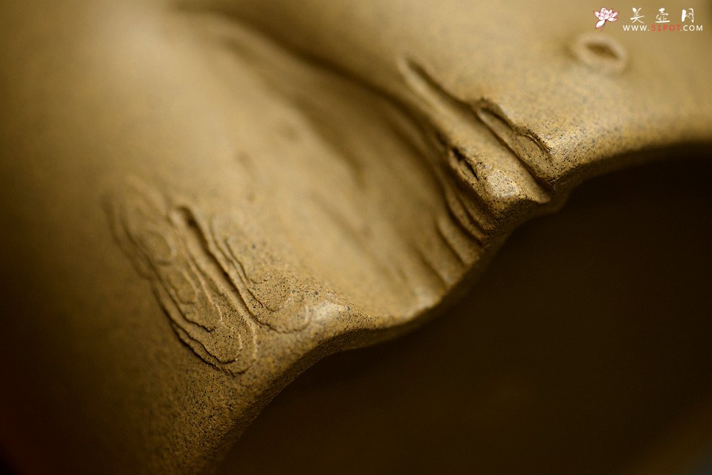 紫砂壶图片：高雪琴全手新作 优质段泥 端庄丰润 缎松 松皮逼真 - 美壶网