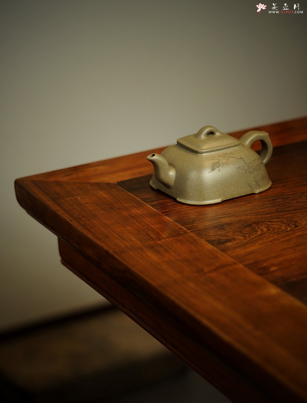 紫砂壶图片：陶刻实力派赵辉装饰  稳重大气 全手墩方 何卫枫经典代表作 做工精致 - 美壶网
