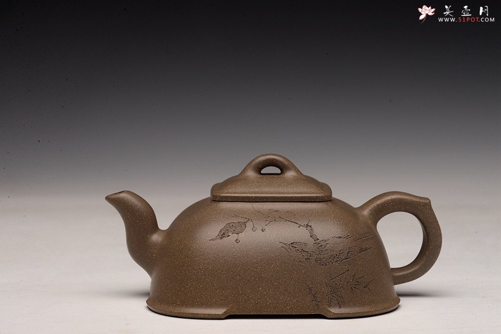 紫砂壶图片：陶刻实力派赵辉装饰  稳重大气 全手墩方 何卫枫经典代表作 做工精致 - 美壶网