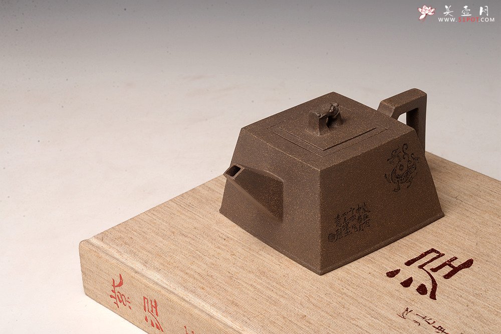 紫砂壶图片：何卫枫新作 陆轶舟装饰 文气耐品~ 全手龙顶四方 优质青段 - 美壶网