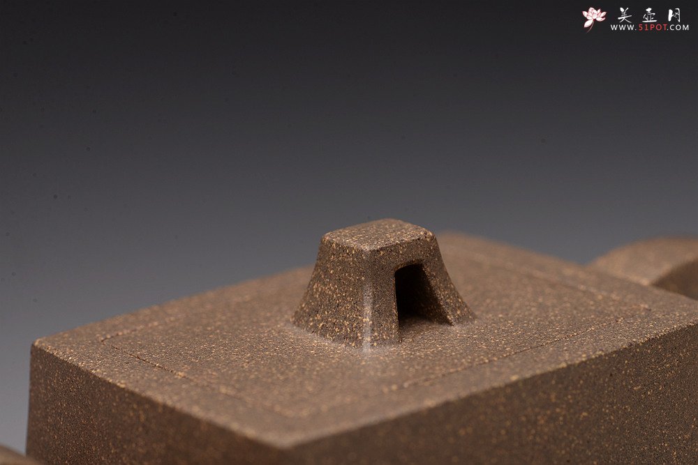 紫砂壶图片：何卫枫丙申春全手新作 毛国强徒弟刘华文气装饰 明相四方 稳中见秀 做工挺拔 - 美壶网