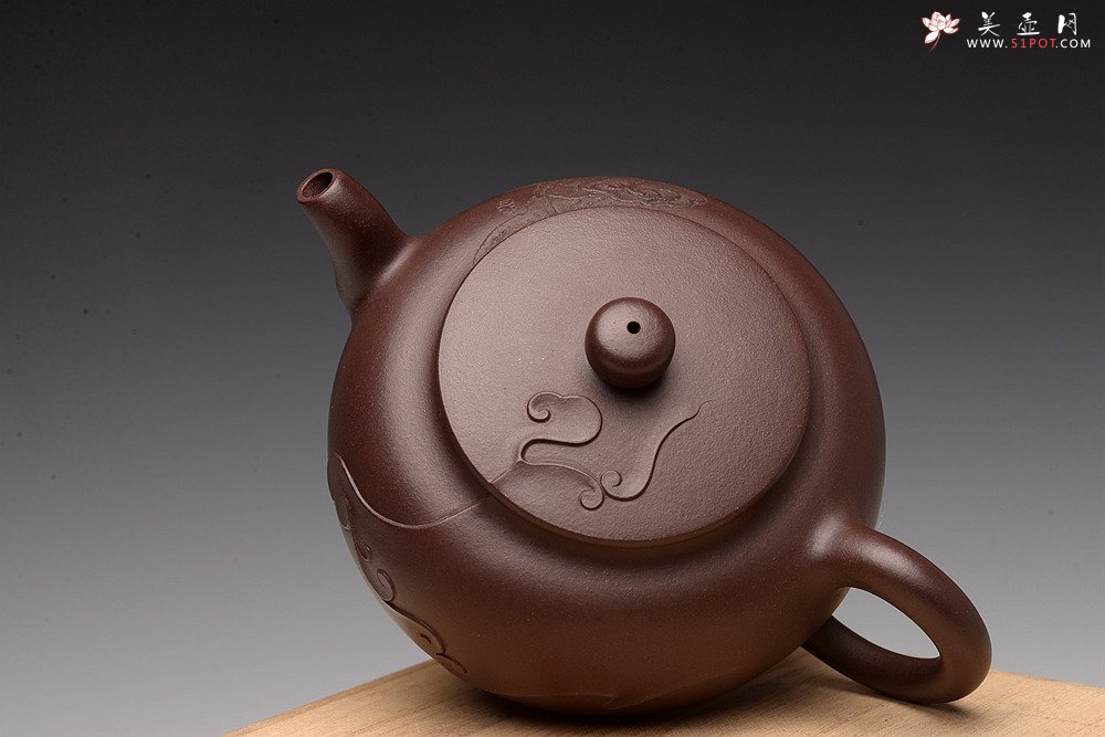 紫砂壶图片：高雪琴乙未年全手原创作品 陆轶舟精心装饰 云卷云舒 雅致 云锦 - 美壶网