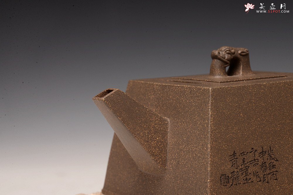 紫砂壶图片：何卫枫新作 陆轶舟装饰 文气耐品~ 全手龙顶四方 优质青段 - 美壶网