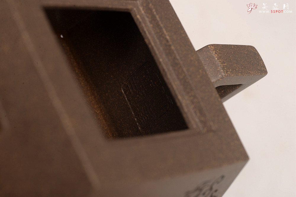 紫砂壶图片：何卫枫新作 陆轶舟装饰 文气耐品~ 全手龙顶四方 优质青段 - 美壶网