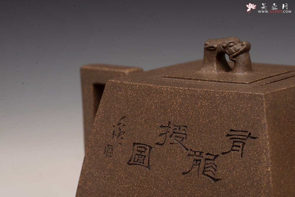 紫砂壶图片：何卫枫新作 陆轶舟装饰 文气耐品~ 全手龙顶四方 优质青段 - 美壶网