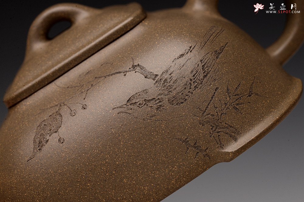 紫砂壶图片：陶刻实力派赵辉装饰  稳重大气 全手墩方 何卫枫经典代表作 做工精致 - 美壶网