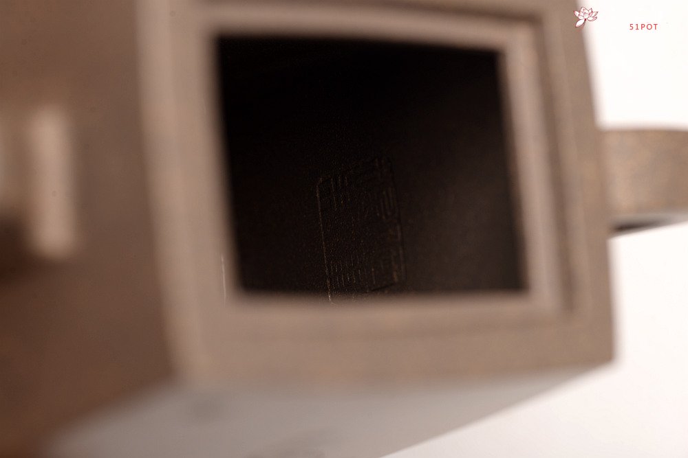 紫砂壶图片：何卫枫丙申春全手新作 毛国强徒弟刘华文气装饰 明相四方 稳中见秀 做工挺拔 - 美壶网