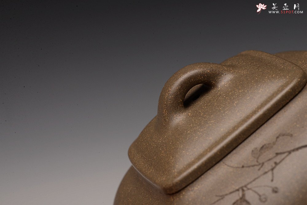 紫砂壶图片：陶刻实力派赵辉装饰  稳重大气 全手墩方 何卫枫经典代表作 做工精致 - 美壶网