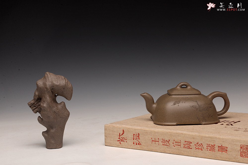 紫砂壶图片：陶刻实力派赵辉装饰  稳重大气 全手墩方 何卫枫经典代表作 做工精致 - 美壶网