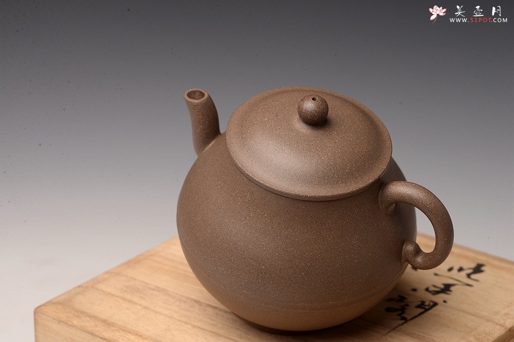 紫砂壶图片：钱林芳全手作品 汉隐壶 优质青灰泥 韵味独特 饱满俊雅 - 美壶网