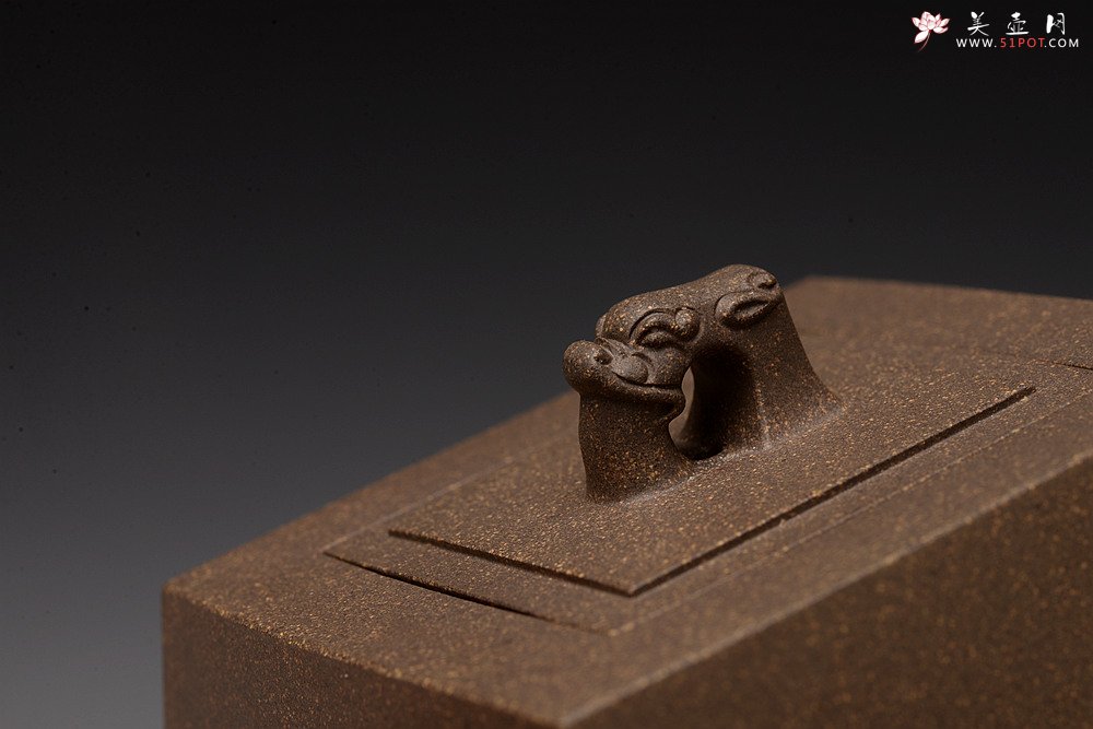 紫砂壶图片：何卫枫新作 陆轶舟装饰 文气耐品~ 全手龙顶四方 优质青段 - 美壶网