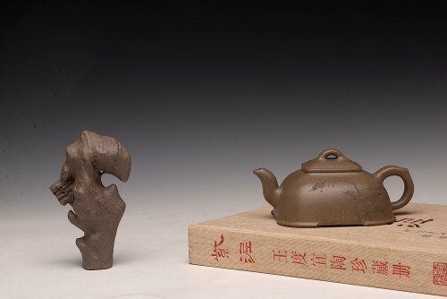 何卫枫紫砂壶 陶刻实力派赵辉装饰  稳重大气 全手墩方 何卫枫经典代表作 做工精致 原矿段泥