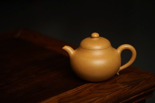 曲峰紫砂壶 一把好梨 老段泥 清风送爽 曲峰新作 黄梨 耐品 老段泥
