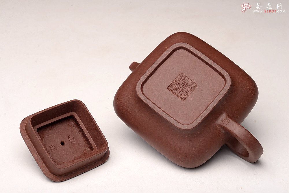 紫砂壶图片：何卫枫全手新品  型正耐品~ 原矿底槽青  全手虚扁四方  - 美壶网