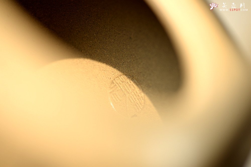 紫砂壶图片：钱琴芳全手作品 国师和石装饰  大石鼓提梁 文气十足 - 美壶网