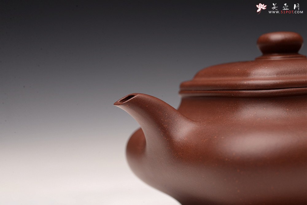 紫砂壶图片：何卫枫全手新品  型正耐品~ 原矿底槽青  全手虚扁四方  - 美壶网