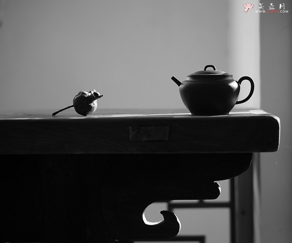 紫砂壶图片：詹黎明全手新作 古朴稳重 线条清晰流畅 颇具个性 陶瓮二 做工精致 - 美壶网