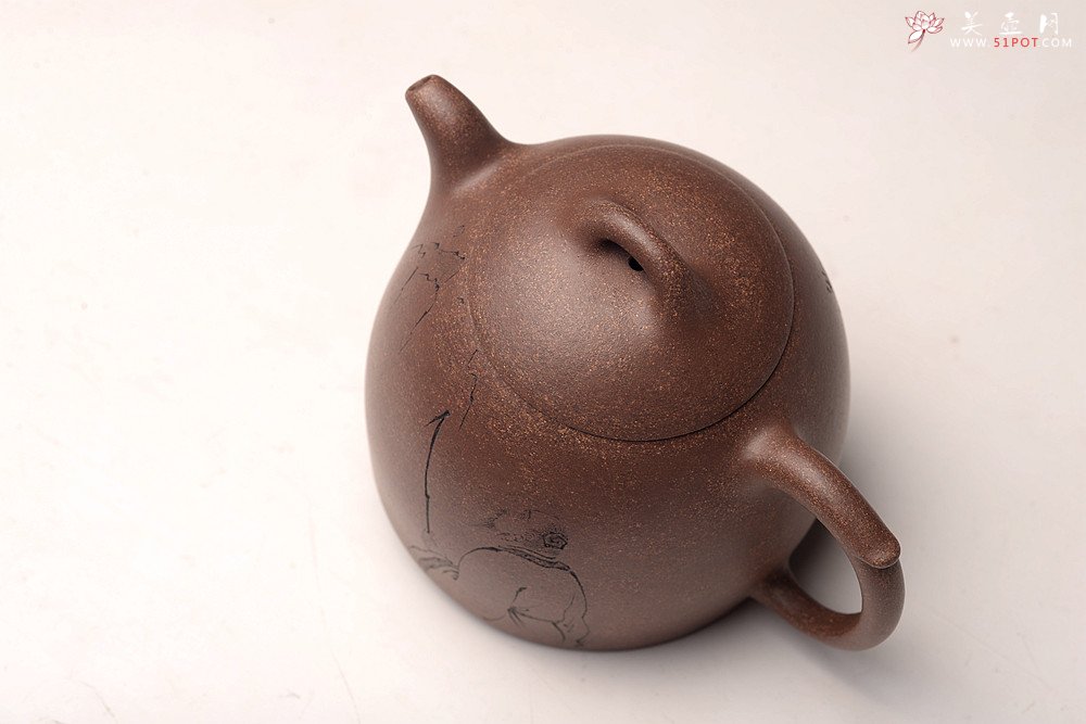 紫砂壶图片：周斌全手新作 朴素敦厚 全手秦权 文气佳品 游心堂主人装饰 油润段泥 - 美壶网
