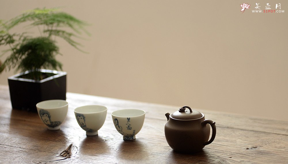 紫砂壶图片：造型新颖 耐品可人 全手青段禅钟 国师和石装饰 - 美壶网