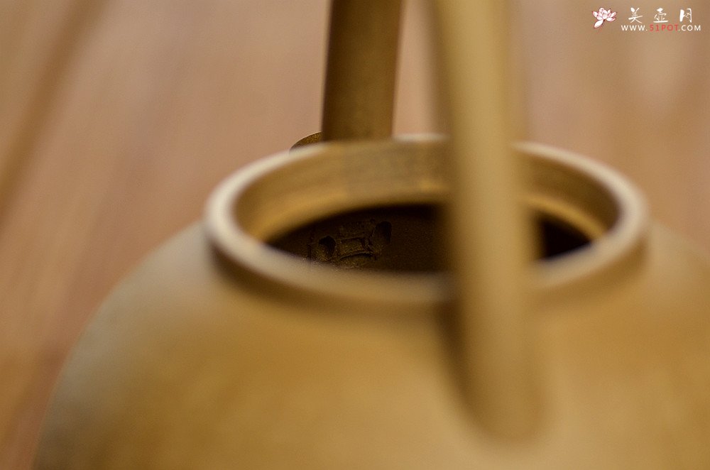 紫砂壶图片：淞庐作品 雅致文气 煮茶品茗~全手心经提梁 - 美壶网