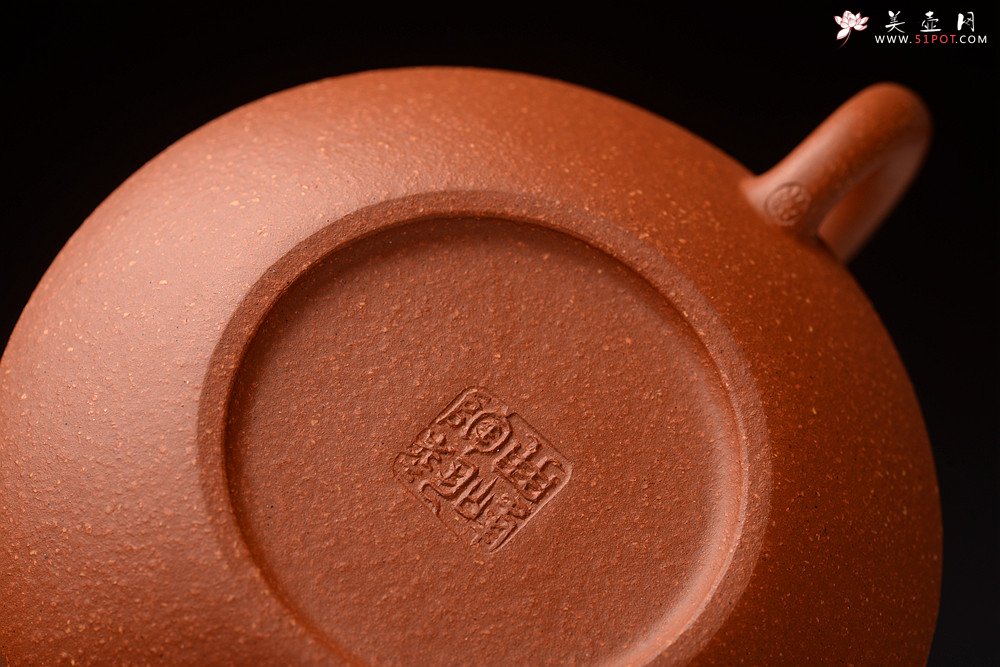 紫砂壶图片：曲峰丙申夏 摹古之作 陶兴双刀装饰 优质降坡泥 扁石 大口实用 - 美壶网