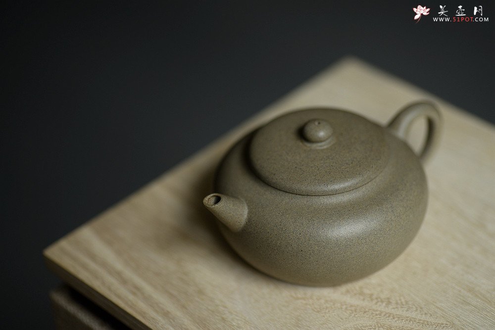 紫砂壶图片：王薇实用全手 圆润可人 优质青段 小玉扁 - 美壶网