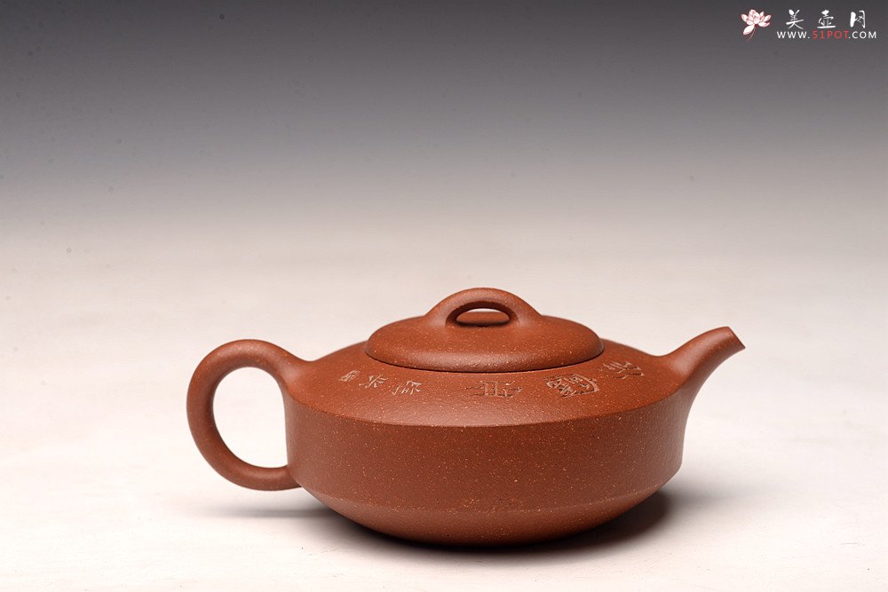 紫砂壶图片：曲峰丙申夏 摹古之作 陶兴双刀装饰 优质降坡泥 扁石 大口实用 - 美壶网