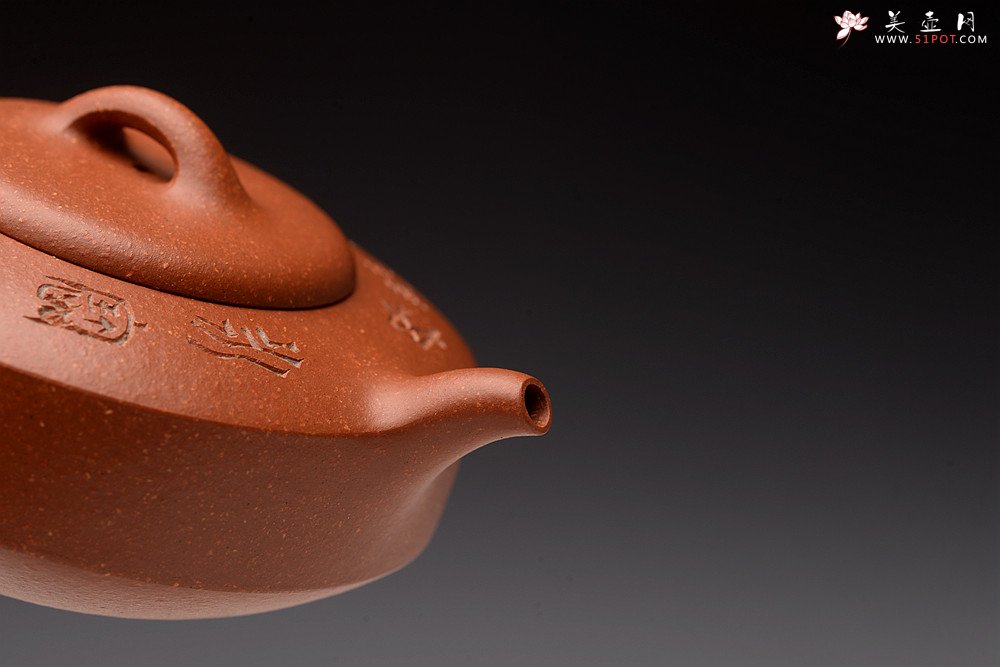 紫砂壶图片：曲峰丙申夏 摹古之作 陶兴双刀装饰 优质降坡泥 扁石 大口实用 - 美壶网
