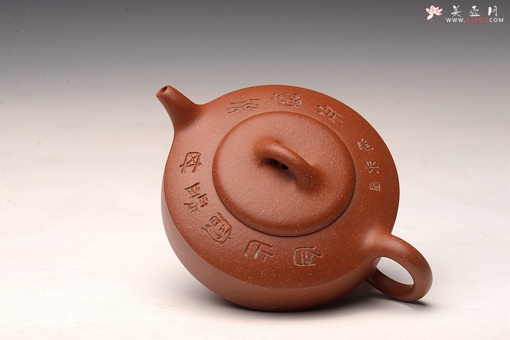 紫砂壶图片：曲峰丙申夏 摹古之作 陶兴双刀装饰 优质降坡泥 扁石 大口实用 - 美壶网