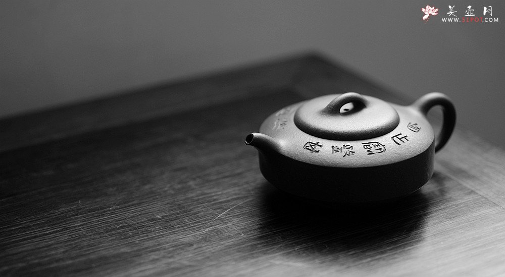 紫砂壶图片：曲峰丙申夏 摹古之作 陶兴双刀装饰 优质降坡泥 扁石 大口实用 - 美壶网