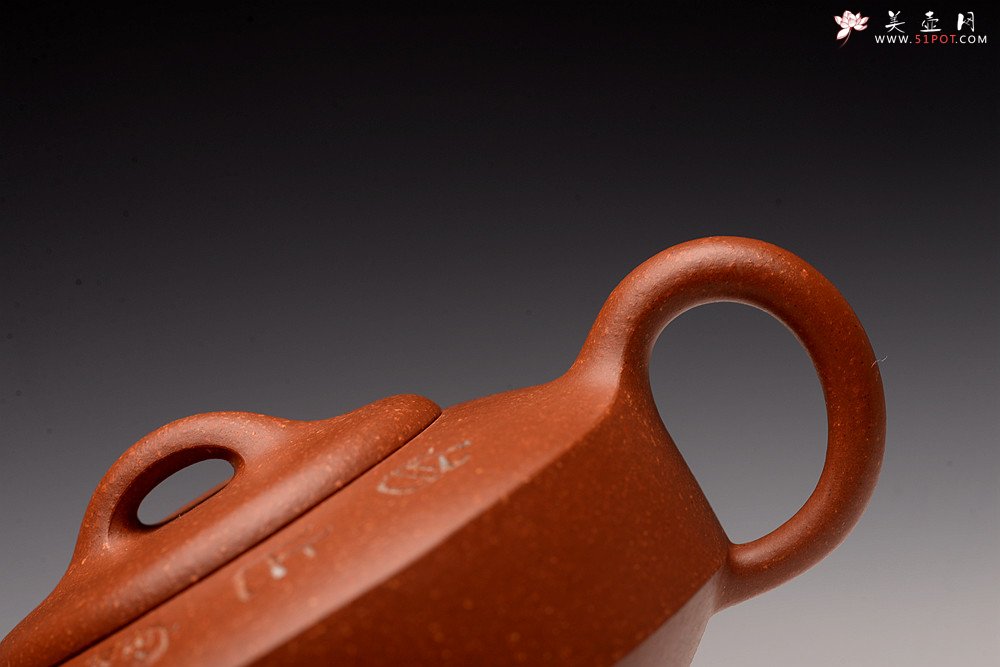 紫砂壶图片：曲峰丙申夏 摹古之作 陶兴双刀装饰 优质降坡泥 扁石 大口实用 - 美壶网