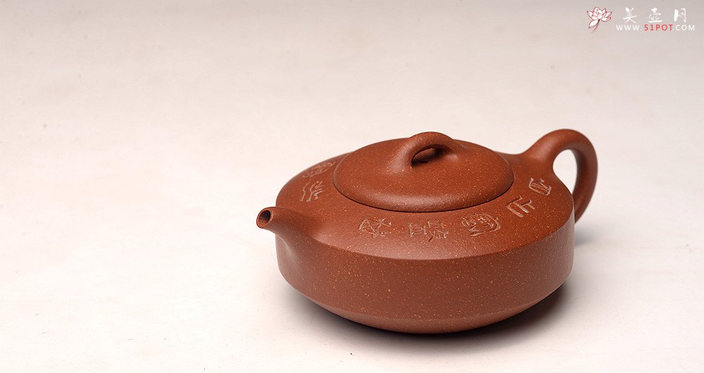 紫砂壶图片：曲峰丙申夏 摹古之作 陶兴双刀装饰 优质降坡泥 扁石 大口实用 - 美壶网