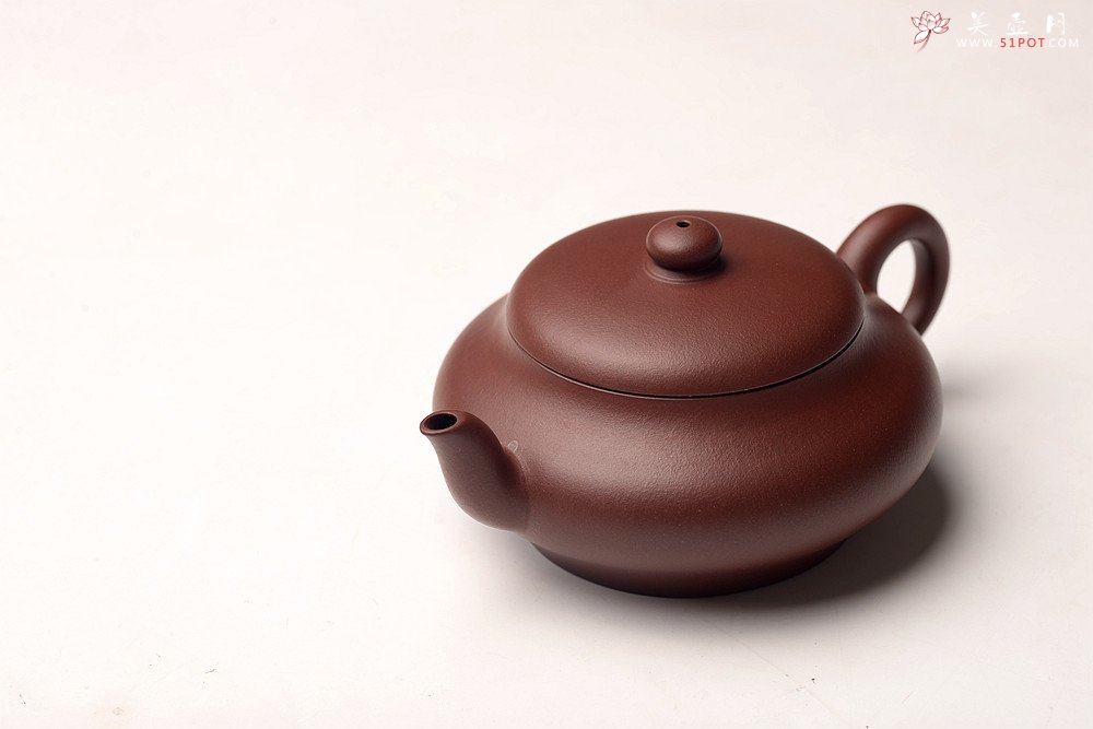 紫砂壶图片：邵春良近作  光素经典 传统全手技法 上下均刹凹 扁灯 优质老清水 - 美壶网