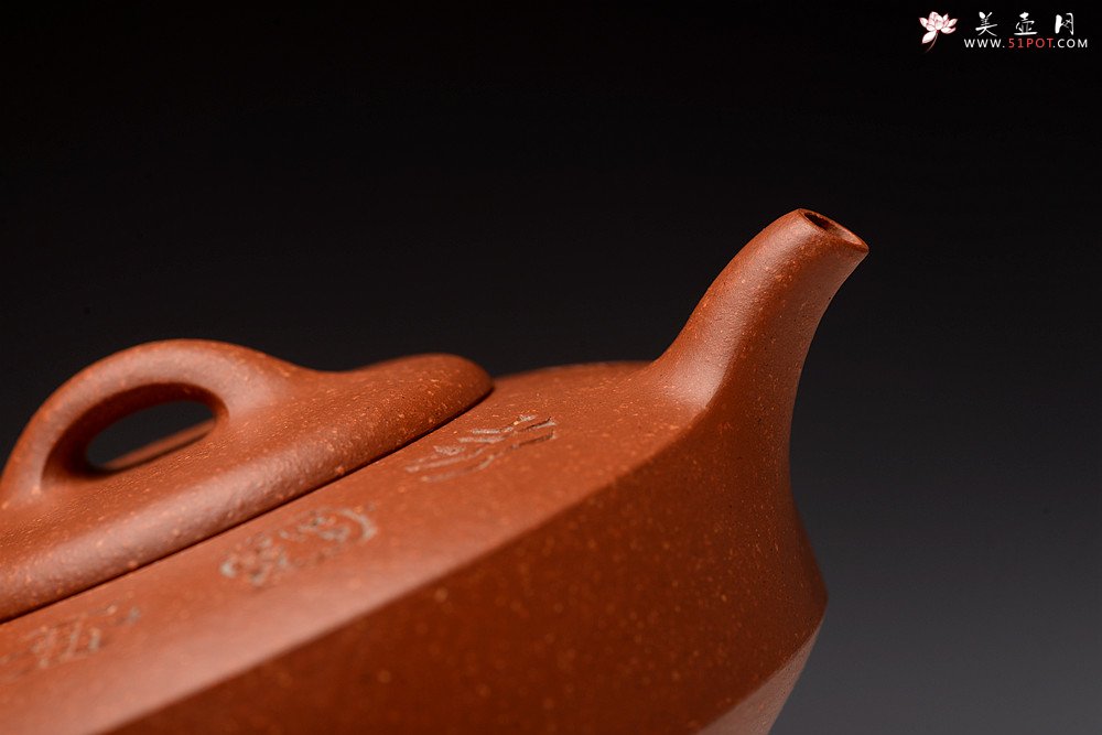 紫砂壶图片：曲峰丙申夏 摹古之作 陶兴双刀装饰 优质降坡泥 扁石 大口实用 - 美壶网