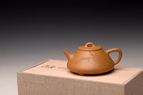 周路健紫砂壶 优质黄金段 周路健全手作品 器形端正~ 骨肉均挺 子冶石瓢 陆逸舟刻梅~ 黄金段