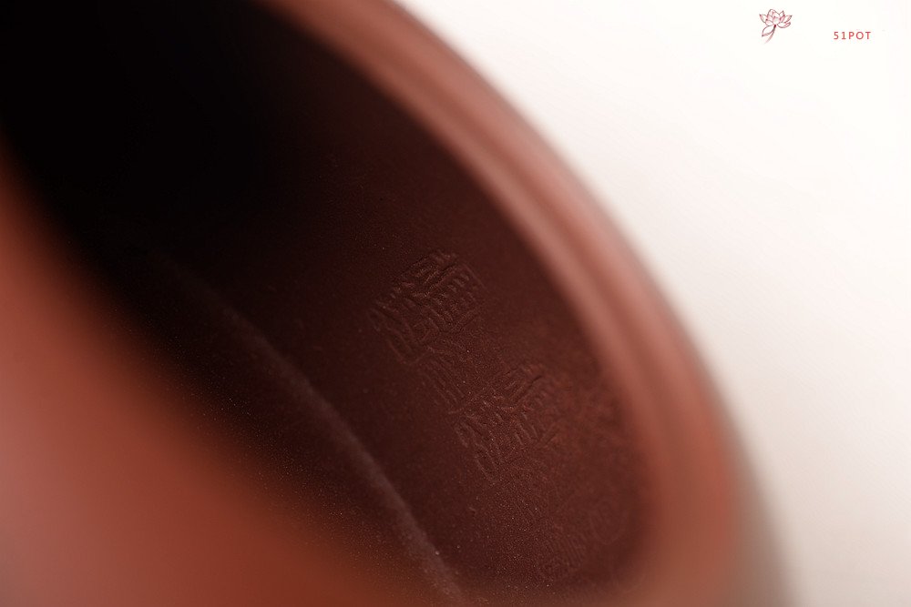 紫砂壶图片：优质底料 李彦雄通景山水 经典作品 全手大半月 大气 - 美壶网