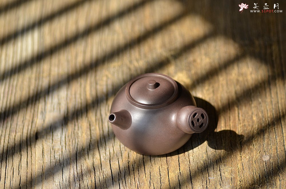 紫砂壶图片：泓渝山房 煮茶品茗 玩味侧把巨轮 茶人风情~ 电陶炉烧水 - 美壶网