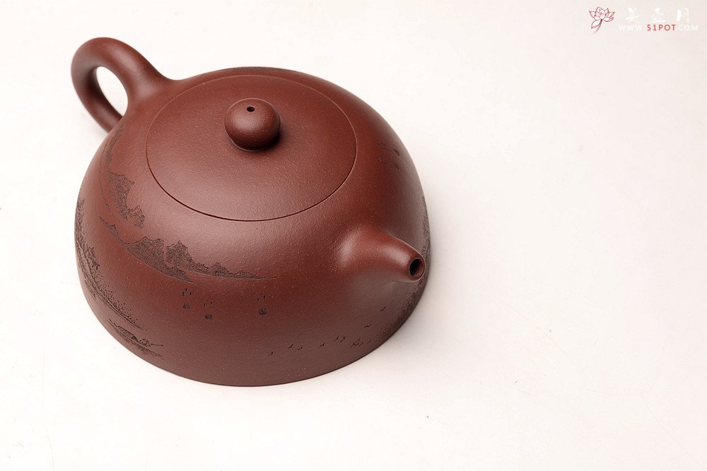 紫砂壶图片：优质底料 李彦雄通景山水 经典作品 全手大半月 大气 - 美壶网