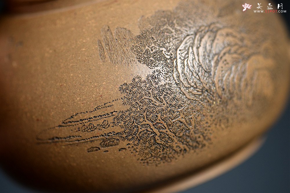 紫砂壶图片：摹古明式 优质老段泥 文气十足 细刻通景山水之全手圆韵 - 美壶网