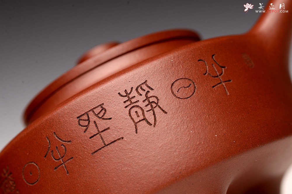 紫砂壶图片：储俊伟丙申夏全手摹古 曼生周盘 端庄素雅 国师实力派赵辉装饰 精工 - 美壶网