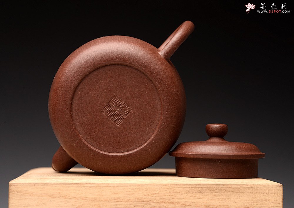 紫砂壶图片：詹黎明全手新作 古朴稳重 全手圆钟 由王俊平精心装饰 - 美壶网