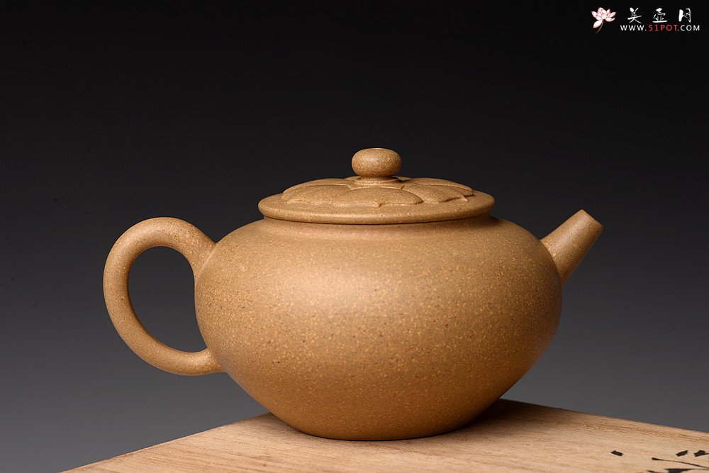紫砂壶图片：储亚丙申秋全手新作 莲意 盖面花瓣亦全手贴制 大口实用 - 美壶网