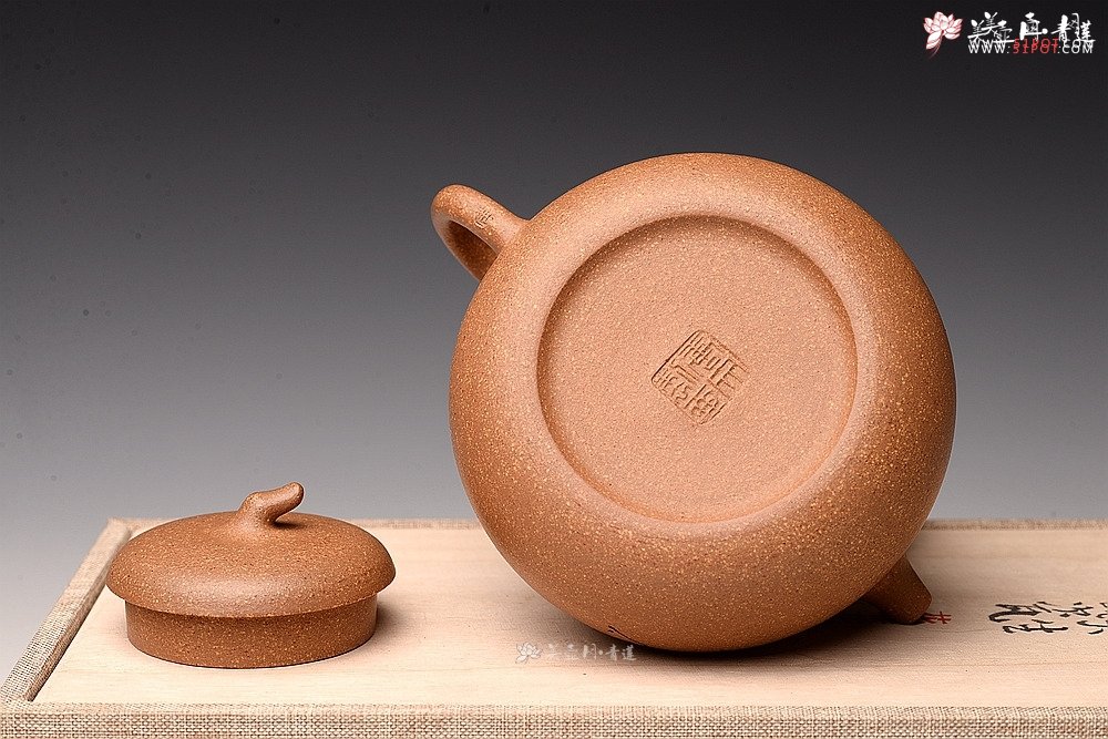 紫砂壶图片：国助工唐文作品 五彩段泥瓜 敦厚可人 陆轶舟精心装饰 - 美壶网