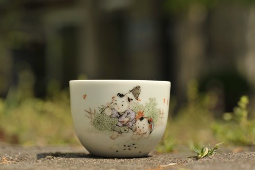 古月山房紫砂壶 双人童子捕蝶捞蝌蚪 景德镇主人杯 