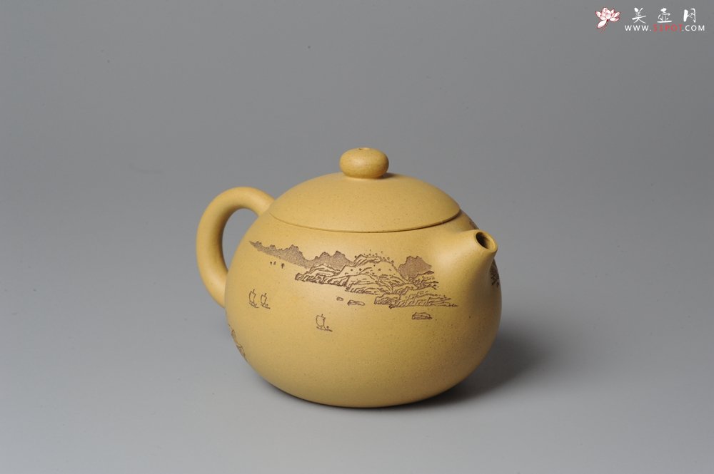 紫砂壶图片：助工袁德波精心装饰通景山水 双助工联袂西施壶 - 美壶网
