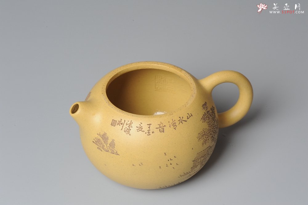 紫砂壶图片：助工袁德波精心装饰通景山水 双助工联袂西施壶 - 美壶网