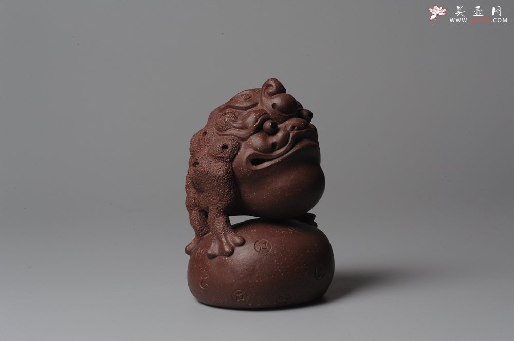 紫砂壶图片：风火金蟾紫砂茶宠 脚踏财袋~ 气势逼真 - 美壶网