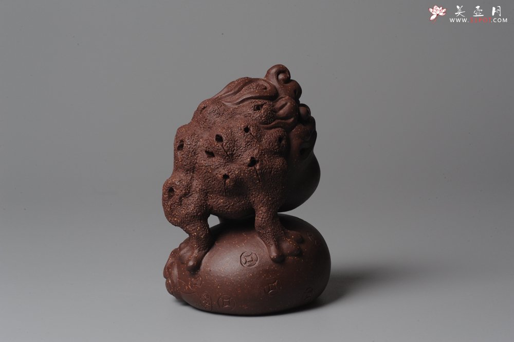 紫砂壶图片：风火金蟾紫砂茶宠 脚踏财袋~ 气势逼真 - 美壶网