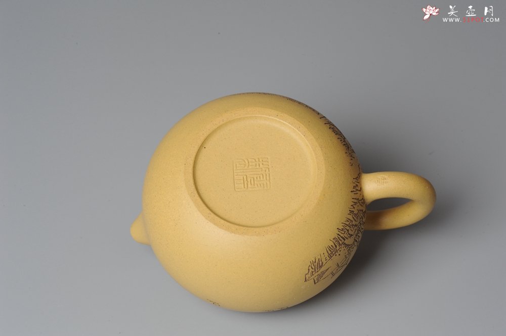 紫砂壶图片：助工袁德波精心装饰通景山水 双助工联袂西施壶 - 美壶网