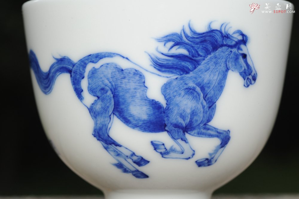 紫砂壶图片：生肖马 景德镇全手工手绘青花主人杯 - 美壶网